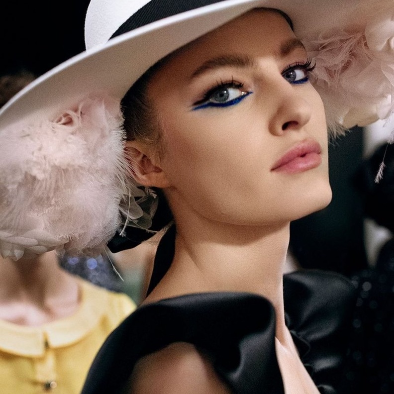  مكياج عيون داكن ومات لاطلالات عيد الاضحى 2021 من Chanel