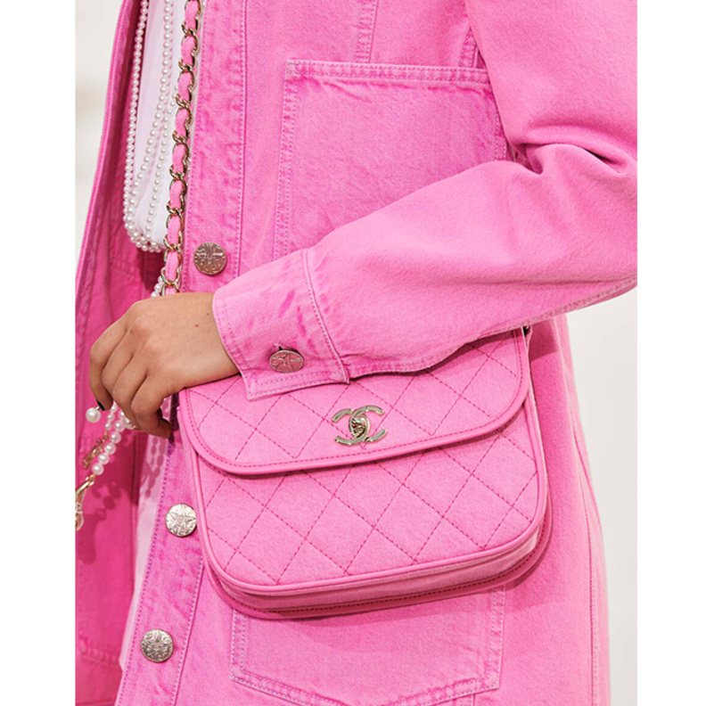 شنط اليد باللون الزهري القوي من دار Chanel