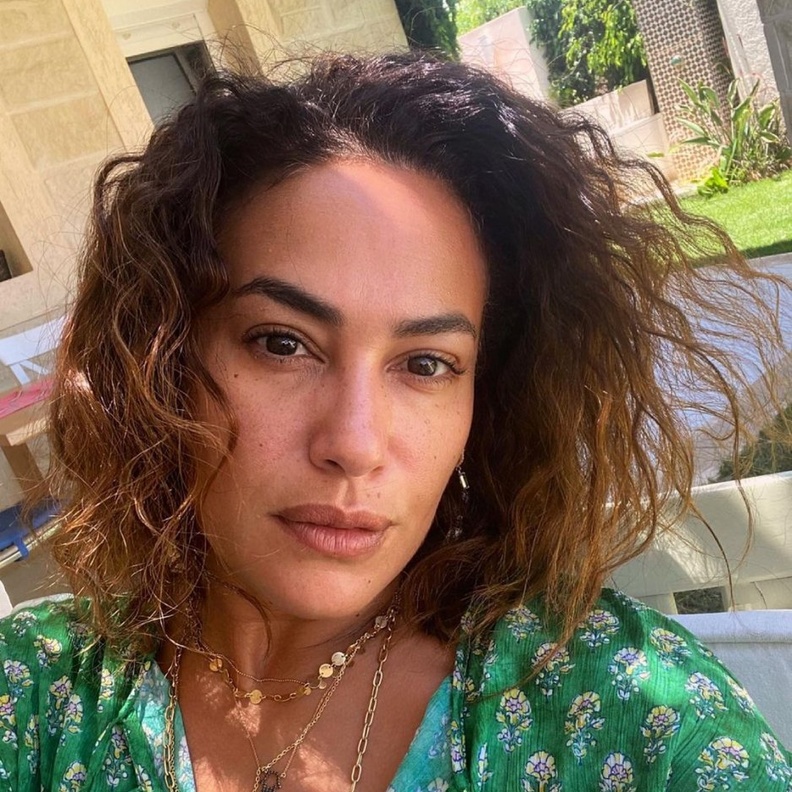 اطلالات النجمات بدون مكياج على البحر