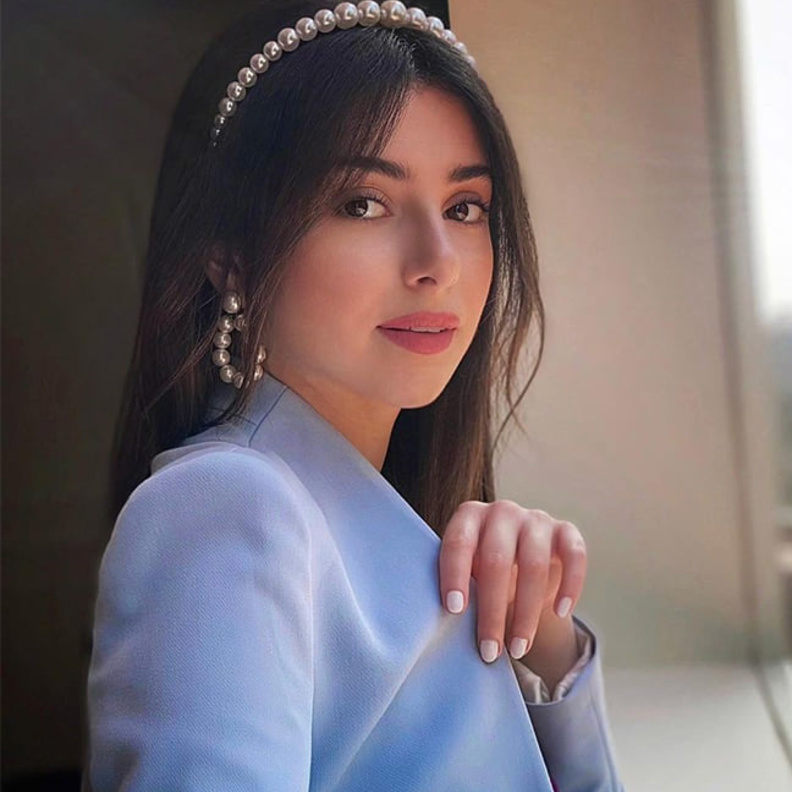 تسريحات شعر راقية مع اكسسوار اللؤلؤ مستوحاة من ماريتا الحلاني في عيد الاضحى 2021- الصورة من حسابها على انستغرام