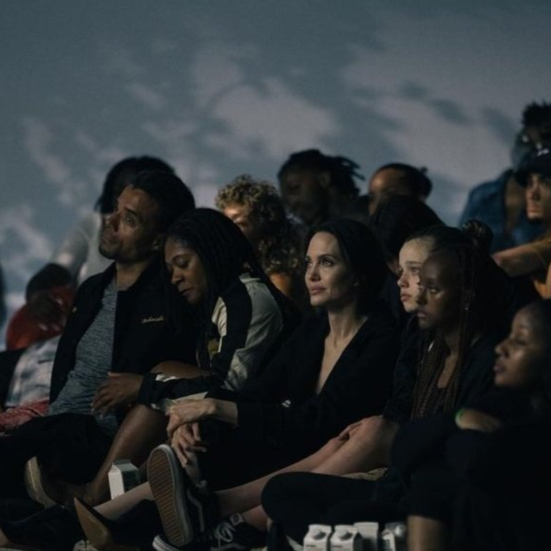  أنجلينا جولي وبناتها- الصورة من حساب أحد معجبي ذا ويكند على تويتر اسمه The Weeknd World 