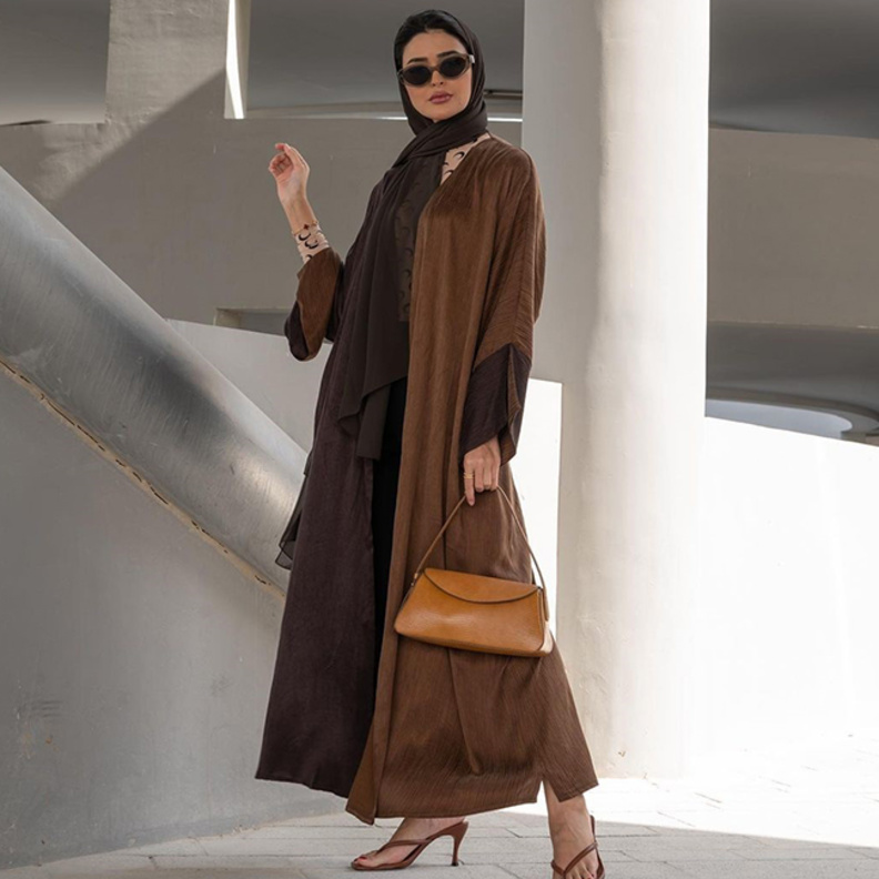 عبايات خروج بألوان ترابية ساحرة من اطلالة حنين الصيفي-الصورة من حسابها على انستغرام