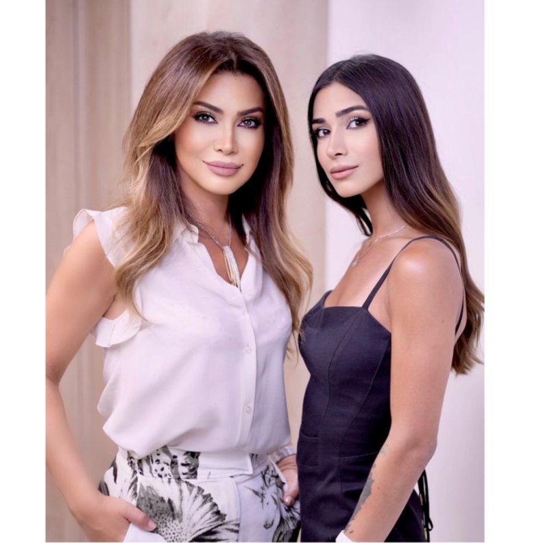 خطفت تيا ديب الانظار بالفستان الأسود الى جانب والدتها نوال الزغبي