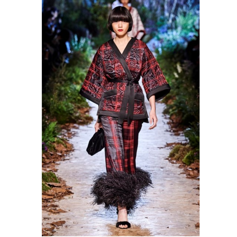 قدّمت دار Ralph And Russo الطقم باللونين الأحمر والأسود الذي تألف من الجاكيت الكيمونو والبنطلون