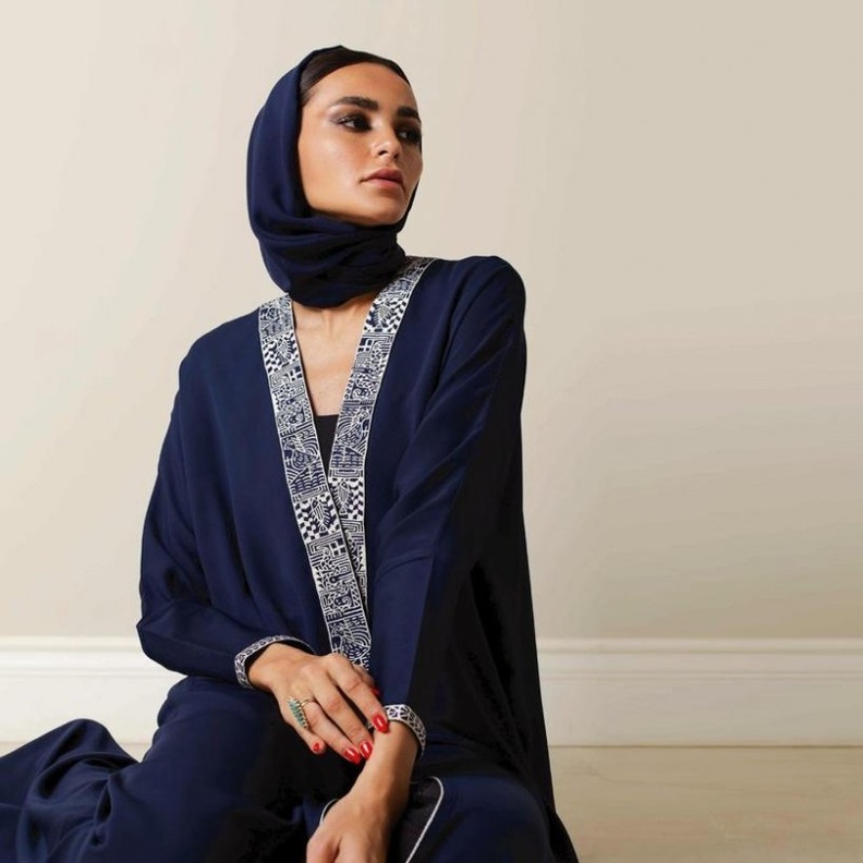  عباية باللون الأزرق الداكن وبتطريز على الياقة والأكماممن مجموعة jilbab by sabine المصدر انستقرام sabineboutique