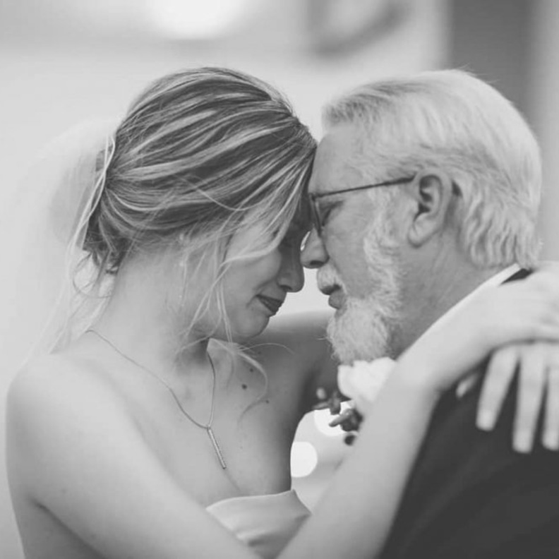  عروس تنفجر في وجه زوج والدتها بعد أن تخلى عنها والدها joannascholle_photography