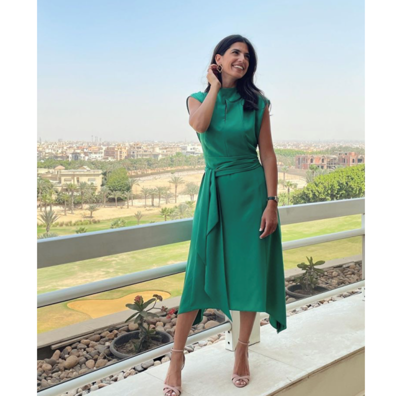 خطفت الأنظار بالفستان الأخضر الميدي بقصة الـA line مع الحزام العريض