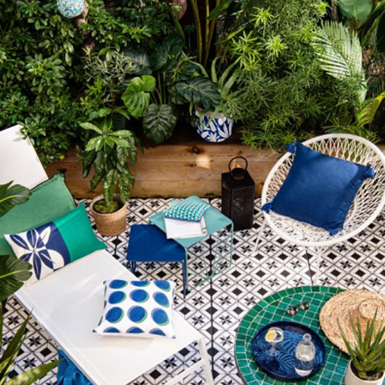 ملابس منزلية مطرزة يدوياً لتناول الطعام في الهواء الطلق