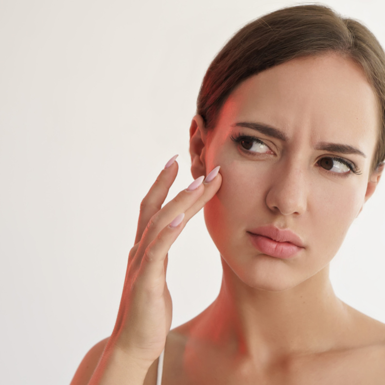 طريقة تنظيف البشرة الدهنية قبل النوم وروتين العناية بها بالخطوات