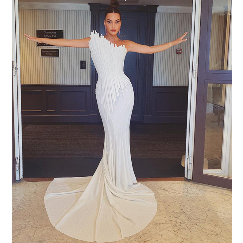 اطلالة كارن وازن بفستان ابيض فاخر من توقيع طوني ورد