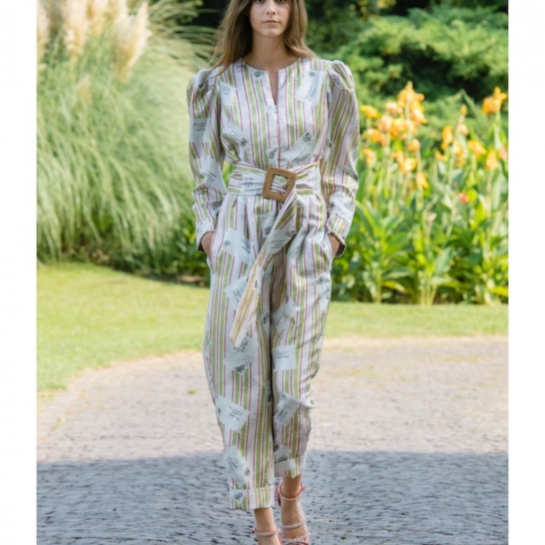 الأزرق التركوازي الجذاب مع نقشة الورود بجمبسوت حيوي من Andrew GN