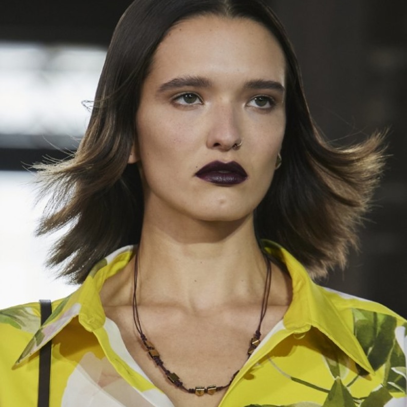 احمر شفاه بألوان قوية بتدرجات داكنة من دار Valentino