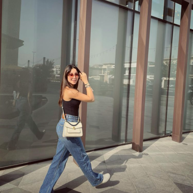 احدث اطلالات إطلالات أسيل عمران بالبنطلون الدنيم