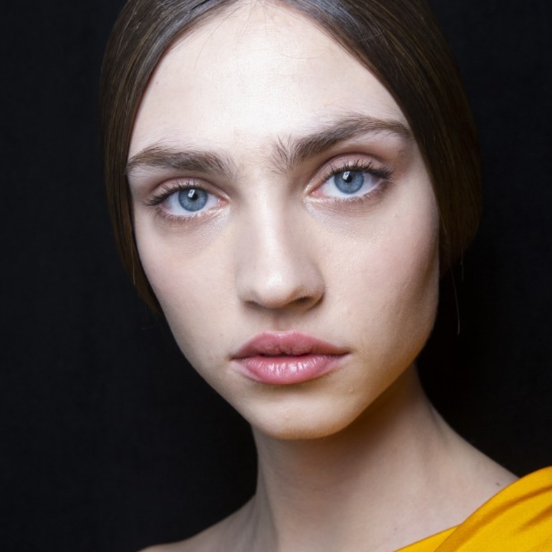  اختيار ملمع الشفاه بدرجاته الوردية في هذا الموسم