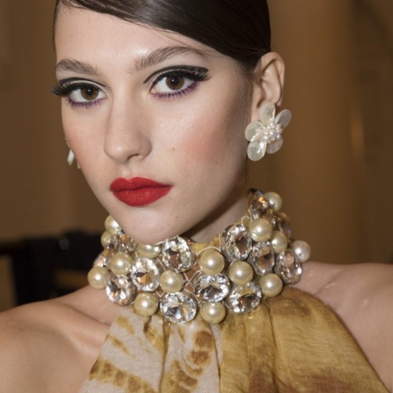 رسمات الايلاينر السوداء الملفتة مع الخطوط الهندسية من دار Paul Costelloe