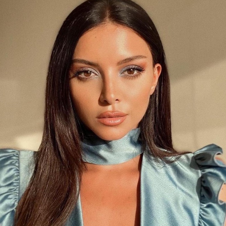 مكياج ناعم لعيد الاضحى مع الظلال الزرقاء من وحي نتالي فنج- الصورة من حسابها على انسغرام
