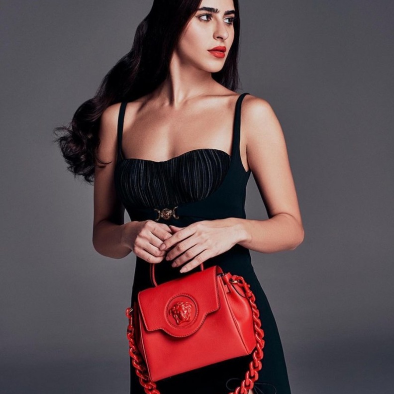  حقائب اليد الملونة موضة هذا الموسم واليك اجمل الافكار لاعتمادها