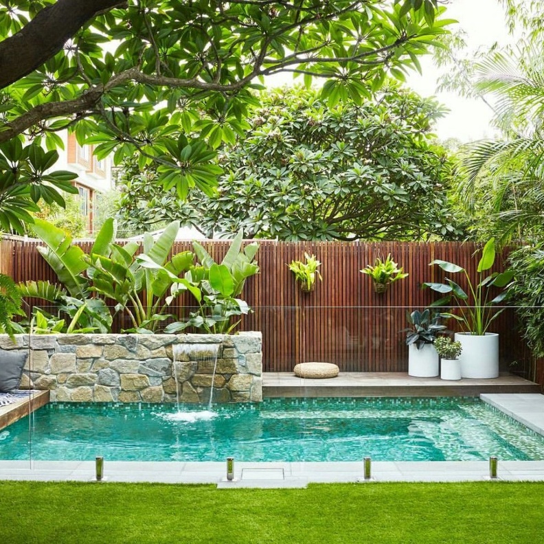 الخشب والحجر جزء من تصميم المسبح المنزلي