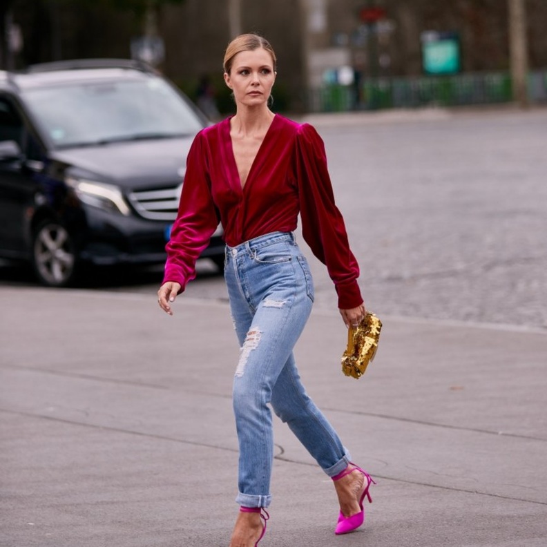 طرق تنسيق الجينز الممزق للمشاوير العصرية