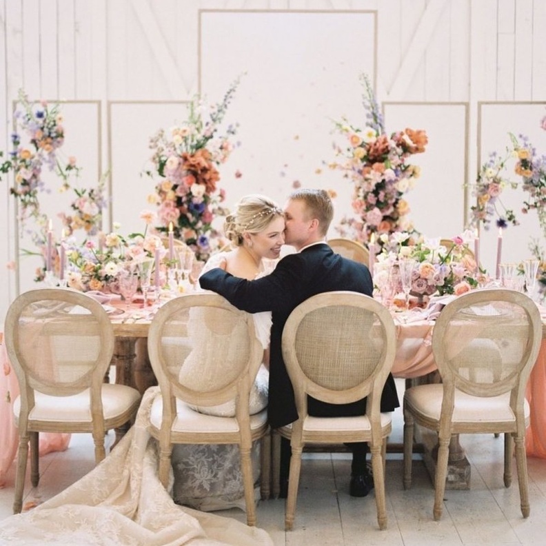 استخدمي طاولة مستطيلة صغيرة لتكون طاولة مخصصة للعروسين فقط في حفل زفافهما thewhitesparrow