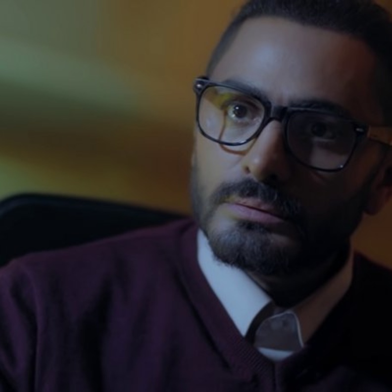 "مش أنا".. فيلم "تامر حسني" الذي يُقدم كل شيء ولا يقول أي شيء!