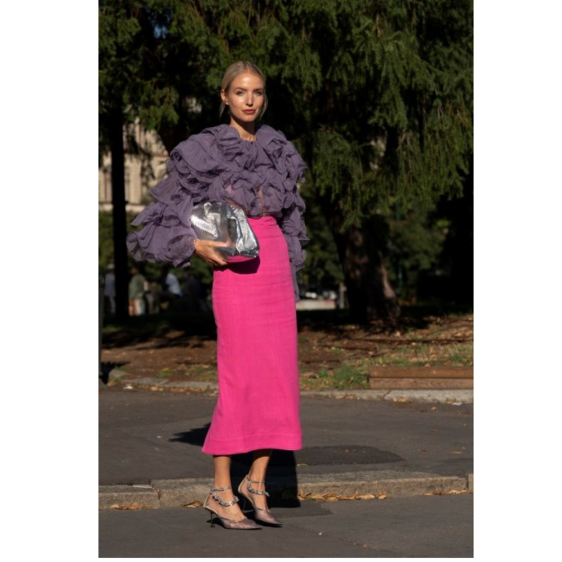 تألقي بالتنورة الميدي باللون الزهري ونسقيها مع التوب المزينة بالكشكش