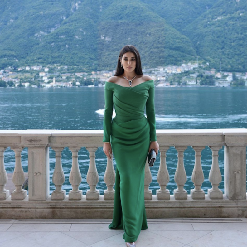 فساتين سهرة ملونة لسهرات الصيف على طريقة ياسمين صبري