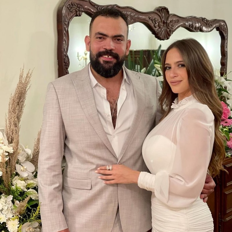 صورة من الحساب الرسمي لخالد عليش على انستجرام يظهر فيها مع خطيبته