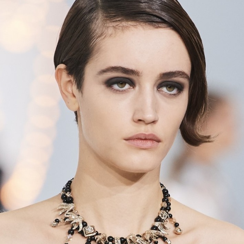 مكياج سموكي أسود ناعم وراقي لإطلالة عيد الأضحى اعتمديه بالخطوات