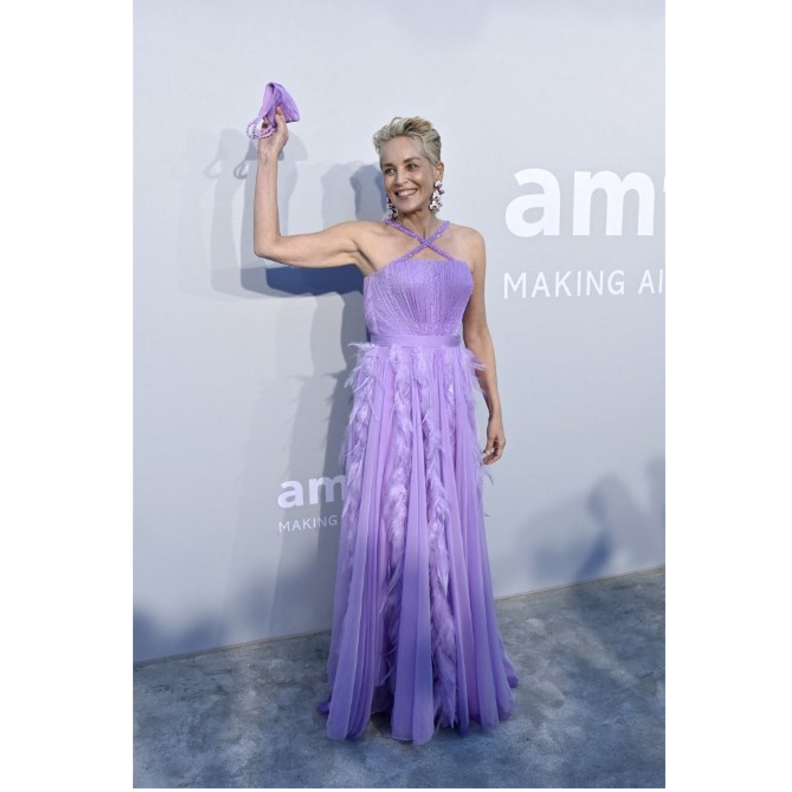 الممثلة شارون ستون خطفت الأنظار بفستان بنفسجي تميّز بالريش والشك الناعم