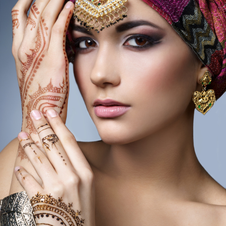 نقش حناء بني لليدين