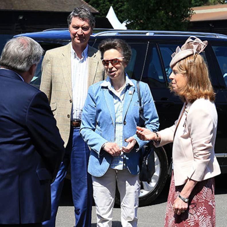 الأميرة آن في ظهور نادر مع زوجها السير لورانس