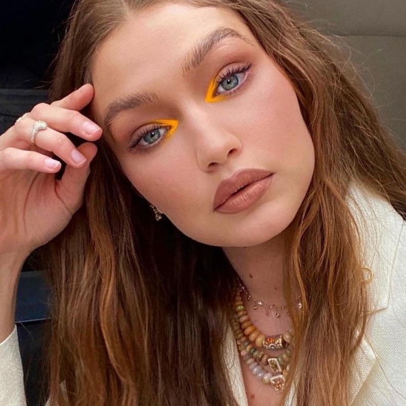 رسمات مكياج ملون لإطلالة صيفية مبهجة في عيد الأضحى من النجمات العالميات