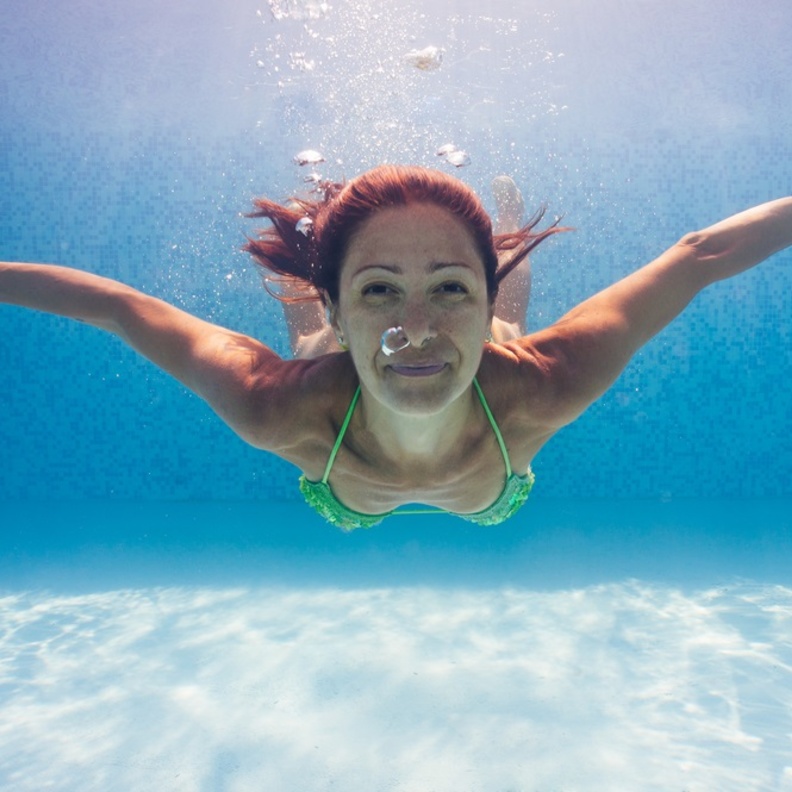 هل ينبغي فتح العينين تحت الماء اثناء السباحة