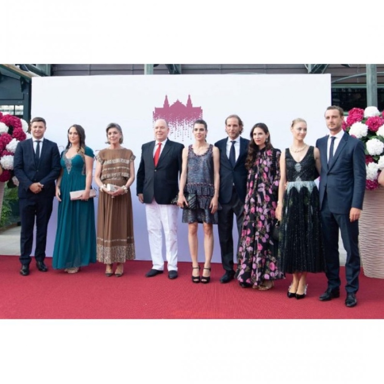 أمير موناكو وأسرته في حفل الصليب الأحمر الصيفي