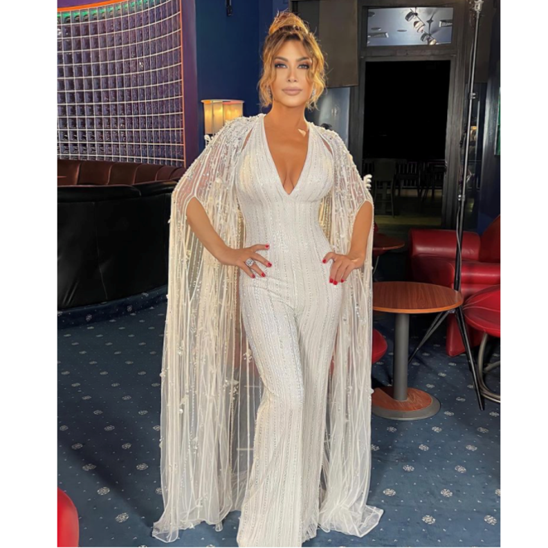 تميّز الجمبسوت بالياقة الـv neck  والكاب الطويل والشكّ الأنيق