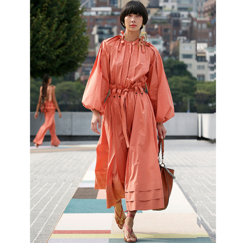 فساتين محجبات بأكمام واسعة لاطلالات عيد الاضحى 2021 من دار Ulla Johnson