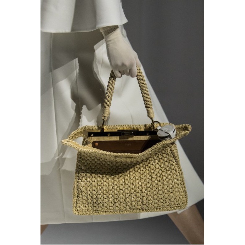 أعادت Fendi  إبتكار تصميمها الشهير لحقيبة Peakaboo الأيقونية وقد جاءت مصنوعة من القش