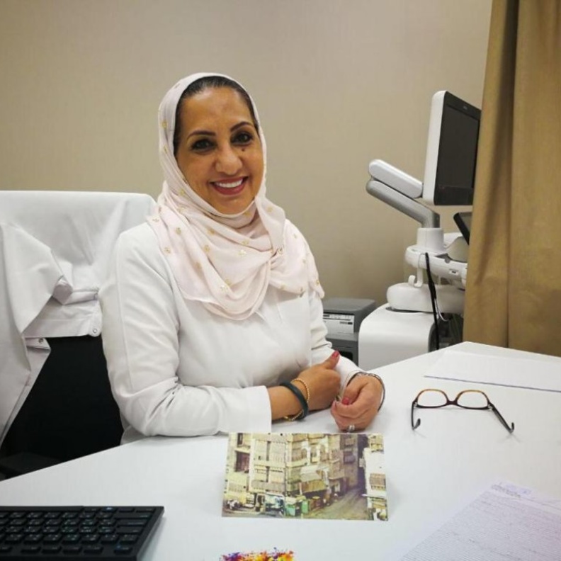 من هي الدكتورة إيمان أشقر أول مديرة للإدارة الطبية بالمشاعر المقدسة خدمت الحجاج لأكثر من 20 عاما  - الصورة الرئيسية من موقع قصص نساء سعوديات