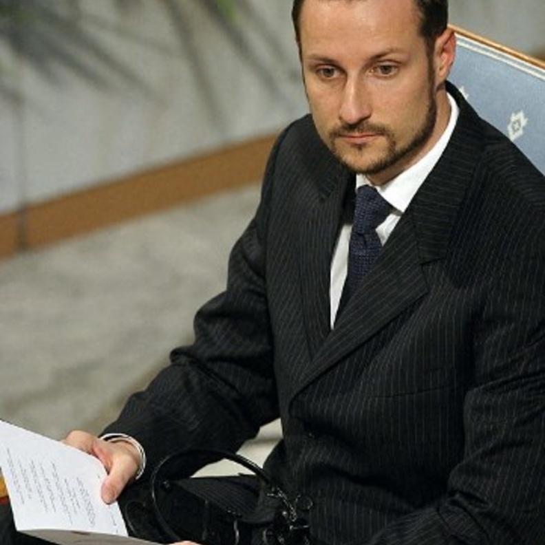 بمناسبة عيد ميلاده الـ 48.. من هو الأمير هاكون ملك النرويج المستقبلي؟