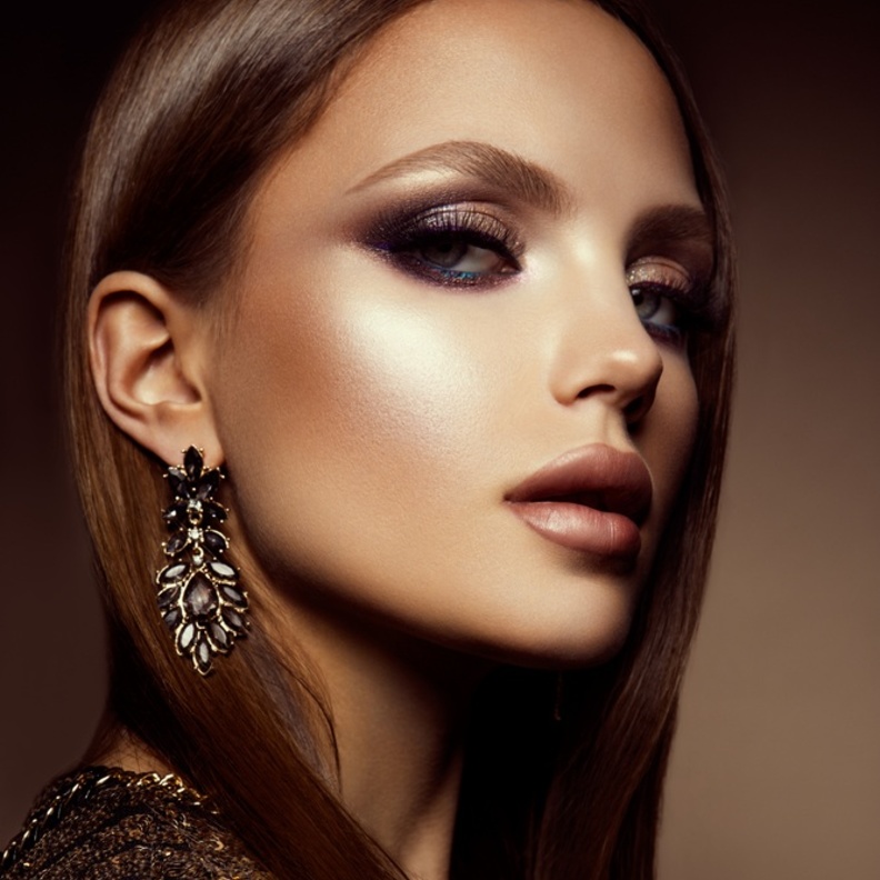 ما الفرق بين الهايلايتر والكونتور للوجه وطرق استخدامهما