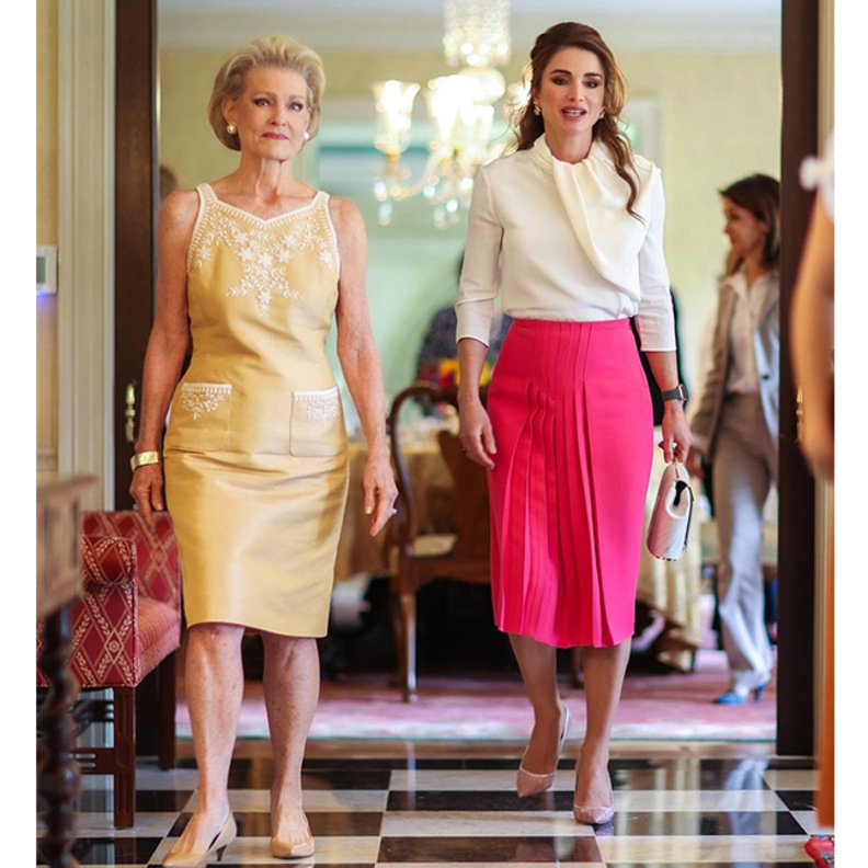 اطلالات الملكة رانيا بالتنورة الزهرية بتوقيع Maison Valentino