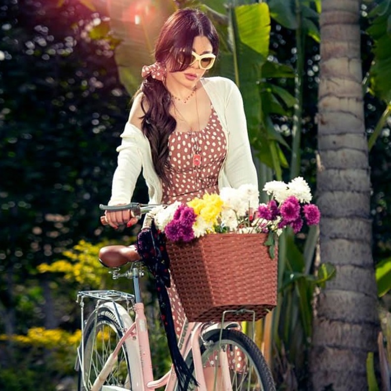 هيفاء وهبي في جلسة تصوير جديدة والصورة من الحساب الرسمي لها على فيسبوك