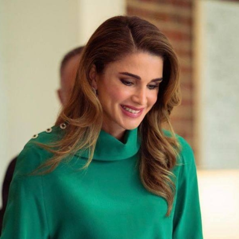 اطلالات الملكة رانيا بتسريحات شعر ويفي عريض مع الخصل الريترو- الصورة من حسابها على انستغرام