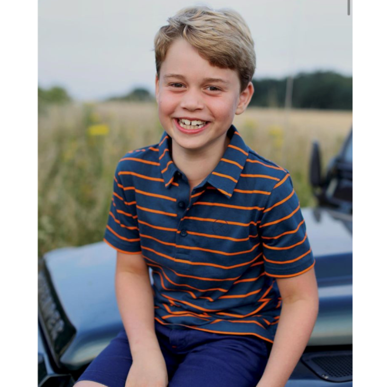 الامير جورج اطل بالقميص البولو من ماركة John Lewis مع الشورت بمناسبة عيده الثامن