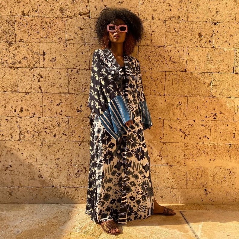 عباية الباهام مطبوعة بنقوش من الطبيعة من علامة بايا السعودية المصدر bayawear