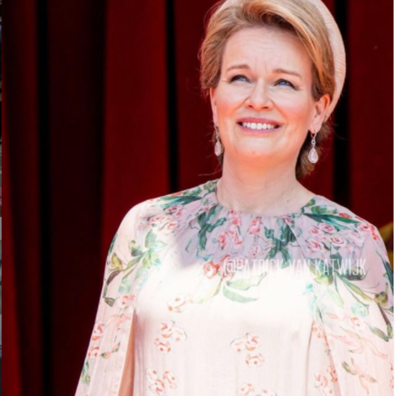 في لقطة إنسانية.. ملكة بلجيكا تحضر العرض العسكرى الأول لابنتها الأميرة إليزابيث 