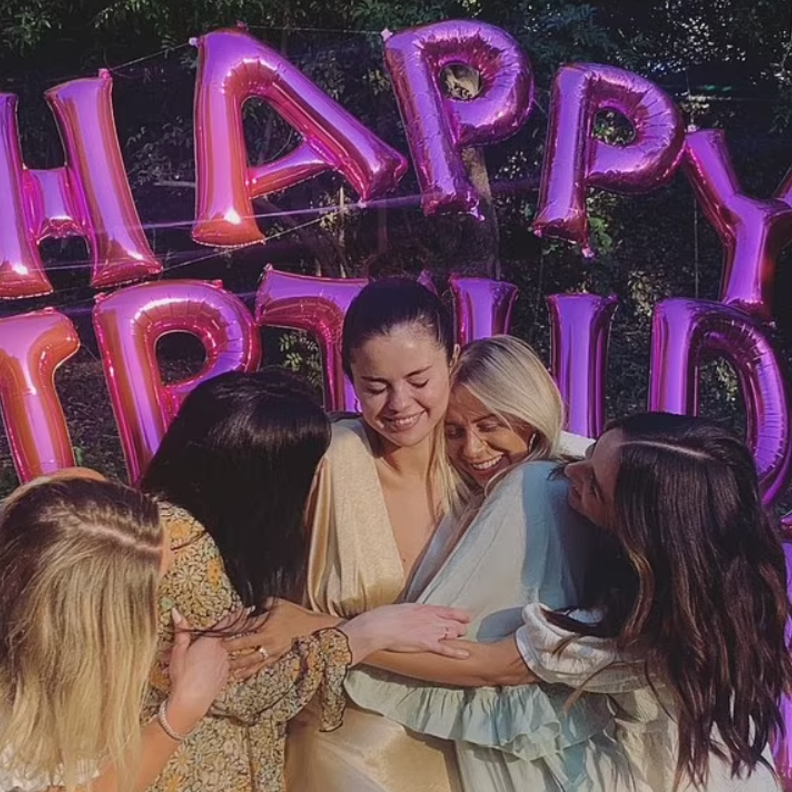سيلينا جوميز وصديقاتها في يوم ميلادها - الصورة من حساب كورتني لوبيز على موقع انستجرام