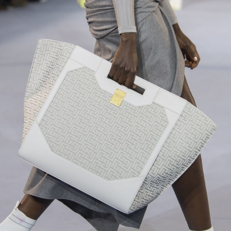 موديلات حقائب يد كبيرة وعملية باللون الابيض من Balmain