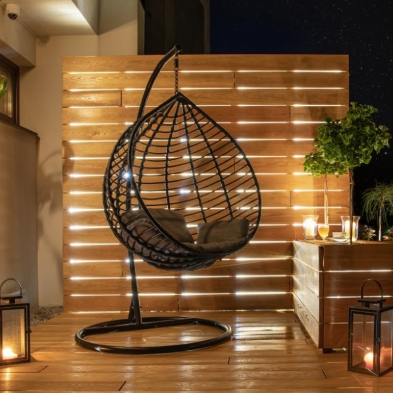  الفوانيس التقليدية لإنارة الجلسات الخارجية في المساء